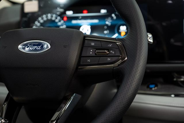 فورد تيربتوري تيتانيوم اسود